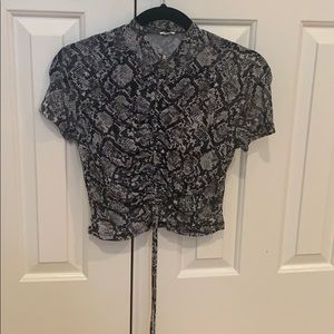 Trendy snakeskin mesh fitted tee